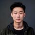 妈妈的朋友2男主角演员形象，韩国年轻男演员专业证件照风格，表情内敛气质沉稳